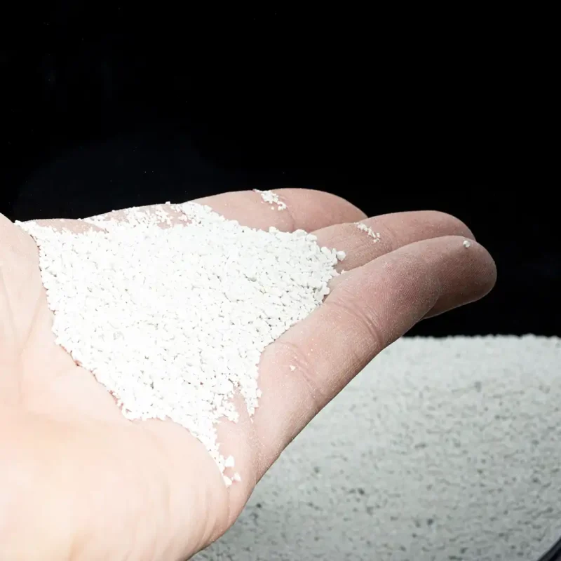 geurloze kattenbakvulling klontvormend in de hand