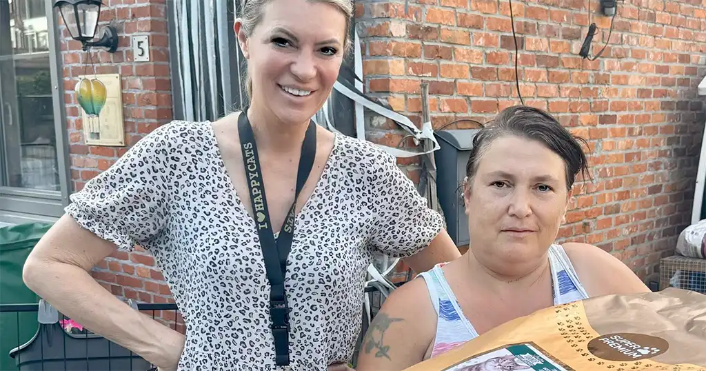 Kathleen Rutten van Missie Miauw schenkt kattenvoer aan Els Vermeer
