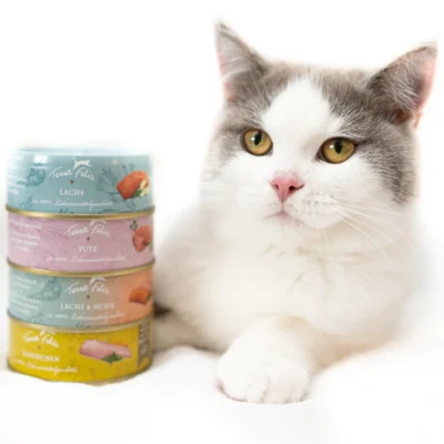 Kat bij blikjes Terra Felis kattenvoer