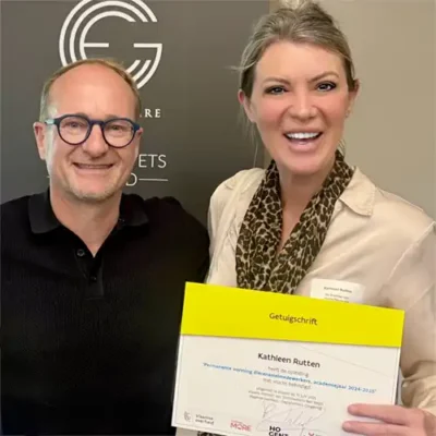 Kathleen Rutten ontvangt getuigschrift dierenasielmedewerker van minister van dierenwelzijn Ben Weyts